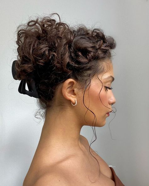 22 Trendy Curly Updos For Medium Hair You Shouldn’t Miss Out Curly Updos For Medium Hair, Twist Hairstyle Kids, Updo Casual, Curly Updo, Curly Hair Updo, Hair Color Light Brown, Up Dos For Medium Hair, Peinados Recogidos, Clip Hairstyles