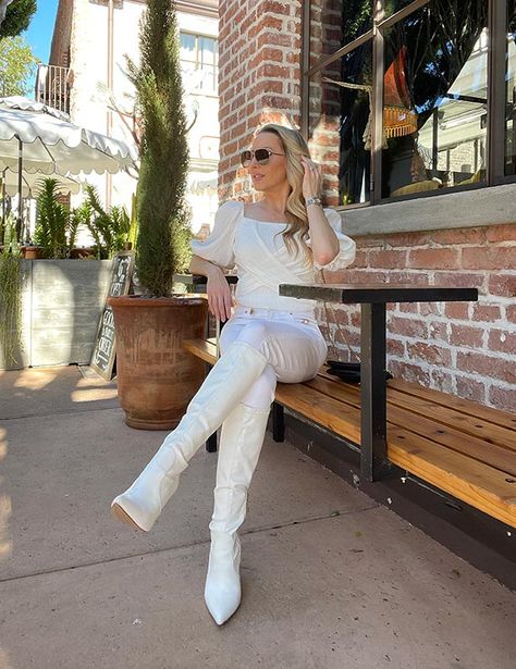 Ivory Knee High Boots Outfit, White High Boots Outfit, White Long Boots Outfit, Jeans Top Fashion, White Boots Street Style, White Knee High Boots Outfit, Long Boots Outfit Winter, Beige Knee High Boots, Boots Trending