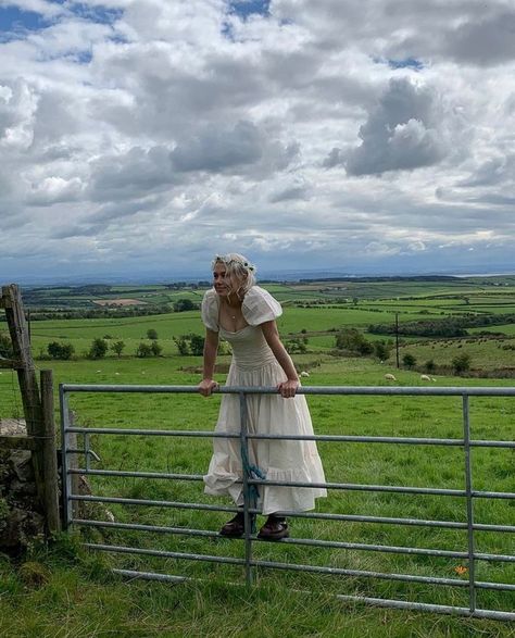 Phoebe Bridgers, Picnic Time, Granola Girl, Dress Flower, + Core + Aesthetic, I Love Music, Be A Nice Human, Her Music, Green Aesthetic