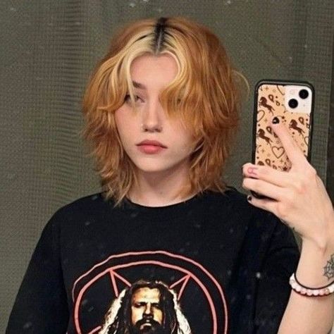 Grunge Hair Curtain Bangs, Shaggy Short Hair Curtain Bangs, Alt Female Haircuts, Kailee Morgue Hair, Shaggy Alt Hair, Kailee Morgue Short Hair, Gender Neutral Haircuts Straight Hair, Undercut Wolfcut, Haircuts Easy To Style