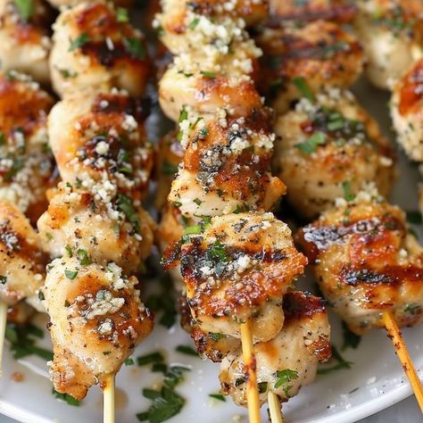 8Recipes Parmesan Butter Sauce, Garlic Parmesan Chicken Skewers, Parmesan Chicken Skewers, Parmesan Butter, Seasoned Chicken, Garlic Parmesan Chicken, Parmesan Chicken, Quick Weeknight Meals, Chicken Skewers