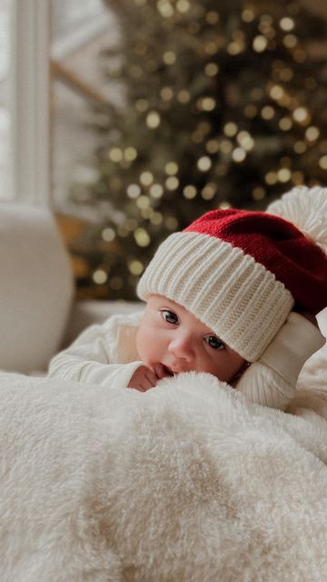 Baby Christmas Photoshoot, Newborn Christmas Pictures, Baby Holiday Photos, Newborn Christmas Photos, Christmas Baby Pictures, Christmas Family Photoshoot, Babies Fashion, Baby Christmas Photos, First Christmas Photos