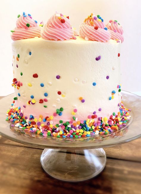 A white cake with white and pink vanilla buttercream topped with pink buttercream swirls and confetti sprinkles! Chandelier Cake, Pink Buttercream, Sprinkles Cake, Nursing Cake, Confetti Sprinkles, Confetti Cake, Pink Vanilla, Sprinkle Cake, Cake Icing