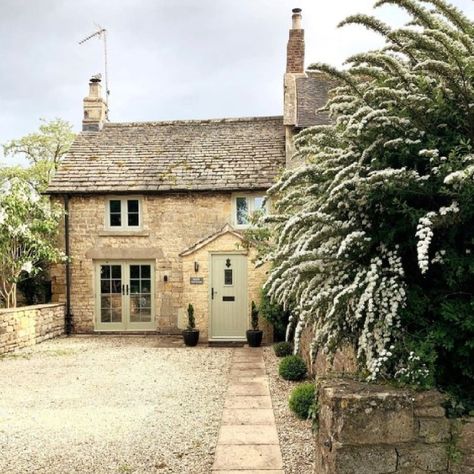 English Cottage Exterior, Cotswold Cottage, Country Cottage Interiors, Cottage Windows, Cotswolds Cottage, Pretty Cottage, Country Cottages, Cottage Exterior, Dream Cottage