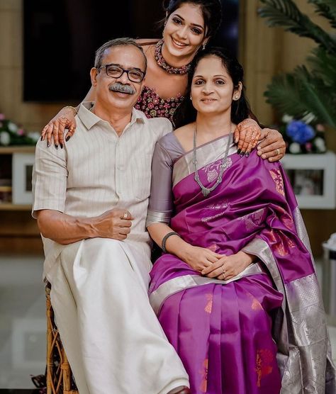 Indian Family Portrait Photography, Mom And Daughter Wedding Pictures Mother Bride, Family Wedding Photos Indian, Family Photography Indian, Indian Parents Photography, Kerala Family Photos, Father Daughter Photos Indian, Family Wedding Photos Poses Parents, Indian Mother Daughter Photography