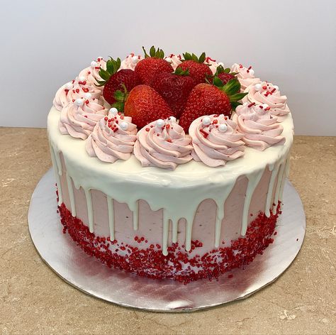 Simple Strawberry Cake Design, Strawberry Cheesecake Birthday Cake, Birthday Cakes Strawberry, Cheesecake Birthday Cake, Strawberry Cake Aesthetic, Strawberry Cake Design, Simple Strawberry Cake, Cheesecake Birthday, Cakes Strawberry