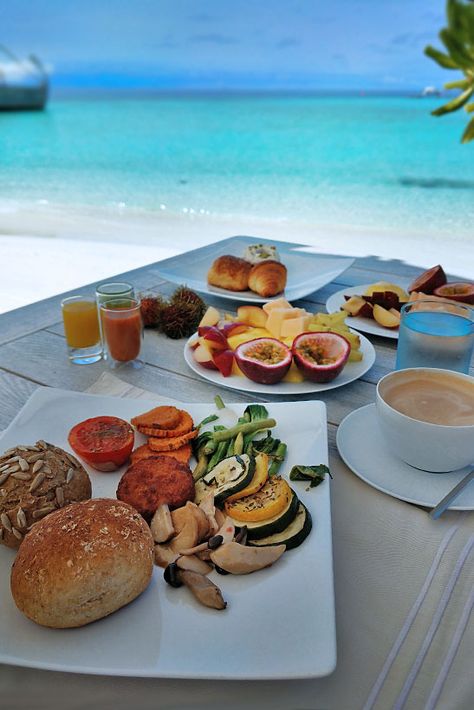 Breakfast at Milaidhoo Island, Maldives - The Ultimate Luxury Escape For Dreamers | Hotel Review by JustOneWayTicket European Picnic, Floating Breakfast, Breakfast On The Beach, Swimming With Dolphins, Pumpkin Spice Cupcakes, Morning Breakfast, Travel Food, Toffee, Aesthetic Food