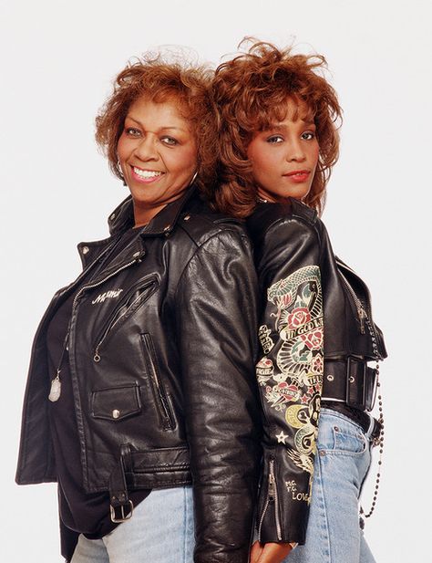 Whitney and mom Cissy Houston Brown Barbie, Cissy Houston, Whitney Houston Pictures, Black Legends, Mommy Dearest, Vintage Black Glamour, Black Knowledge, Green Interior, Celebrity Families