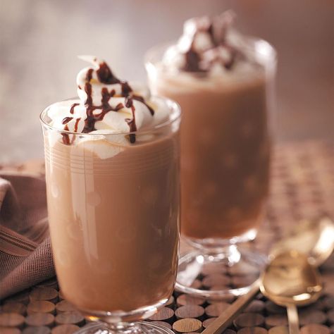 Frappe Mocha Homemade Mocha Frappe, Mcdonalds Mocha Frappe, Mocha Frappe Recipe, Homemade Mocha, Frappe Recipe, Mocha Frappuccino, Mocha Frappe, Mocha Recipe, Copycat Restaurant Recipes