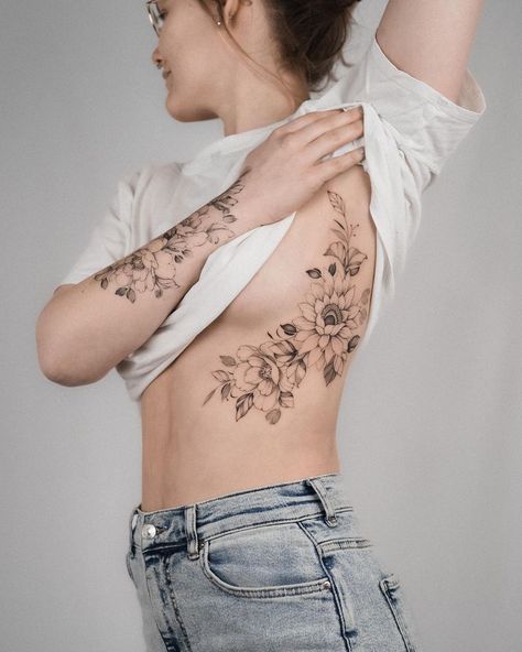 Hydrangea Tattoo Ribs, Big Rib Tattoos For Women, Side Body Tattoos For Women Ribs, Side Piece Tattoos, Flower Tattoo On Ribs, Side Tattoos Women, Cage Tattoos, Rib Tattoos For Women, Ribcage Tattoo