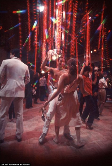 Studio54 Interior, Moda Disco, Studio 54 Party, Disco Aesthetic, Jerry Hall, 80s Disco, Disco Glam, Disco Night, American Hustle