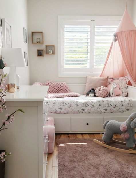 Toddler Bedroom, IKEA day bed, daybed ideas, small bedroom idea Ikea Daybed Room Ideas, Ikea Hemnes Bed, Hemnes Day Bed, Hemnes Bed, Kids Daybed, Daybed Room, Loft Bed Plans, Toddler Bedroom Girl, Big Girl Bedrooms