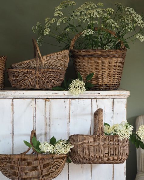 Wicker Basket Decor, Basket Decor Ideas, Vintage Easter Baskets, Antique Booth Displays, Homemade Gift Baskets, Basket Collection, Wicker Trunk, Garden Basket, Vintage Basket