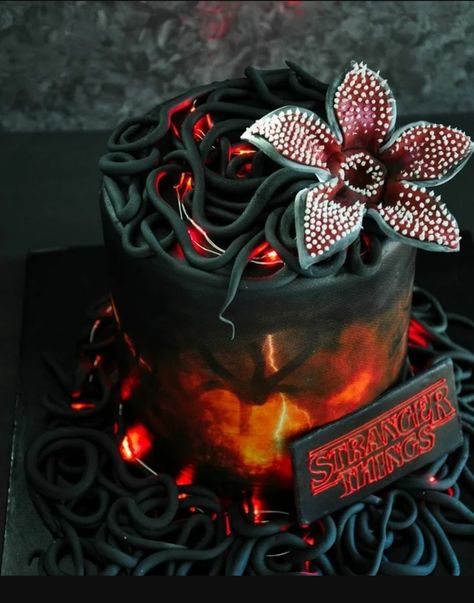 Sweet 16 Gothic Cakes, Demogorgon Cake, Stranger Things Cake Ideas, Stranger Things Cake, Stranger Things Monster, Stranger Things Halloween Party, Horror Cake, Demogorgon Stranger Things, Stranger Things Tv Series