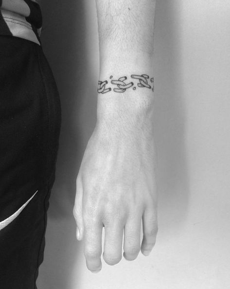 Broken chain bracelet tattoo inked on the left wrist Brad Pitt Tattoo Arm, Small Inspirational Tattoos, Wrist Bracelet Tattoo, Cage Tattoos, Chain Tattoo, Lady Bug Tattoo, Belly Tattoos, Ribcage Tattoo, Cool Wrist Tattoos