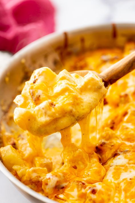 Cheesey Skillet Potatoes Skillet Cheesy Potatoes, Creamy Cheese Sauce, Meal Planning App, Potato Pasta, Skillet Potatoes, Iron Recipes, Skillet Dishes, Cheesy Potato, Skillet Recipes