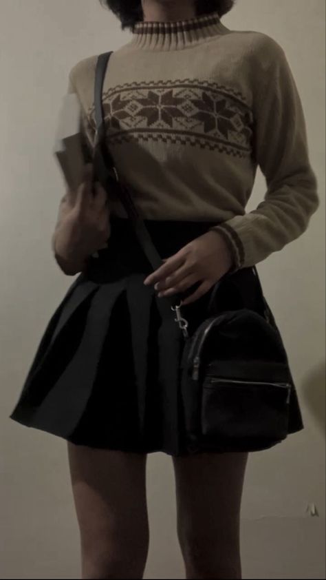 Soft Dark Feminine Outfits, Wednesday Aesthetic Outfits, Academia Skirt Outfit, Writer Aesthetic Outfit, Chaotic Academia Fashion, Dark Academia Skirt Outfit, Writer Outfits Aesthetic, Chaotic Academia Aesthetic Outfit, Chaotic Academia Outfits