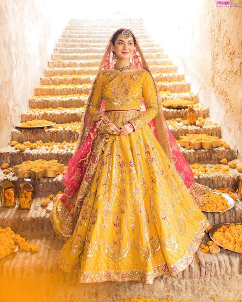 Fashion of Pakistan 2022 | Hania Amir in Mehendi Bride Dress by MahaPhotography Haldi Dresses For Bride, Haldi Ceremony Outfit For Bride, Haldi Dress For Bride, Mehendi Bride, Mehndi Dress For Bride, Mehandi Dress, Pakistani Mehndi Dress, Mayon Dresses, Haldi Ceremony Outfit