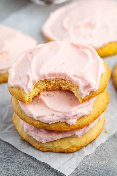 Copycat Pink Sugar Cookies Pink Sugar Cookie Recipe, Copycat Crumbl Cookie, Pink Sugar Cookies, Easy Sugar Cookie Recipe, Sugar Cookie Recipe Easy, Crock Pot Desserts, Vanilla Sugar Cookie, White Chocolate Chip Cookies, Vanilla Buttercream Frosting