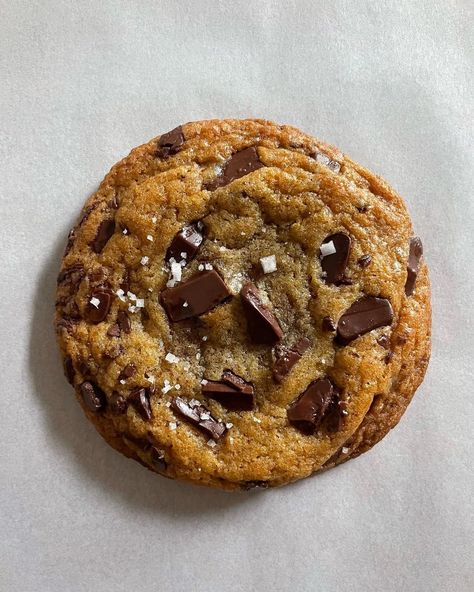 ccc!!🍪 brown butter, espresso powder, chocolate chunks, and obviously a generous sprinkle of sea salt here’s the recipe: wet… | Instagram Cookie Aesthetic, Food Moodboard, Small Batch Chocolate Chip Cookies, Angelina Core, Cookies Aesthetic, Perfect Cookies, Cookie Business, Espresso Powder, Chewy Chocolate Chip