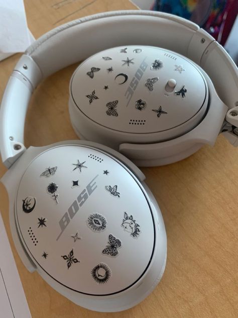 Bose Headphones Aesthetic White, White Headphones With Stickers, Qc45 Aesthetic, Bose Headphones White, Decorated Bose Headphones, Bose Quiet Comfort 45 Aesthetic, Headphones Aesthetic Sticker, White Headphones Aesthetic, Headphones With Stickers