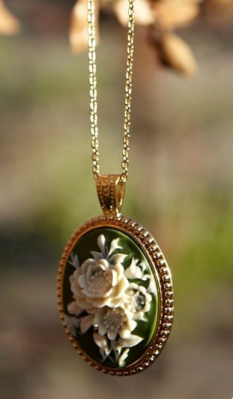 Couture Dior, Jewelry Giveaway, Antique Engagement Ring, Cameo Jewelry, Vintage Cameo, Cameo Necklace, A Necklace, Pretty Jewellery, Bling Bling