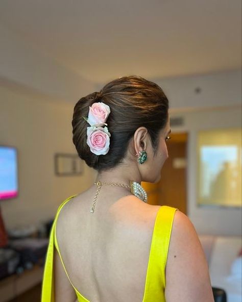 Instagram Hair Bun Wedding Style, Shoulder Length Hairstyles For Party, Knot Hairstyle Indian Wedding, French Knot Hairstyle Indian, Hair Bun Accessories Indian, French Bun Hairstyles Indian, Hair Buns For Wedding, Hair Bun With Saree, French Hair Style