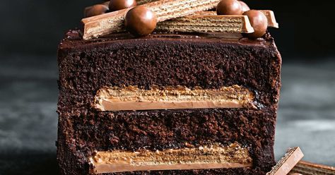 Transform an easy packet mix into a crunchy choc surprise. Cake Recipes #cake #cakerecipes #kitkat #yummycakes #chocolatedessert Kit Kat Recipes, Chocolate Kit Kat Cake, Chocolate Bar Recipe, Kitkat Cake, Kit Kat Cake, Cooking Chocolate, Kit Kat, Chocolate Fudge, Chocolate Desserts