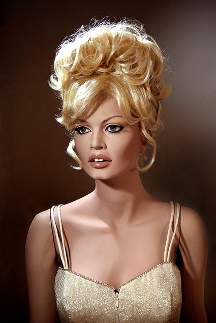 Dream Hairstyles, Celebrity Barbie Dolls, Vintage Makeover, Blonde Updo, Shadows House, Peekaboo Hair, Dolls Art, Diva Dolls, Realistic Dolls