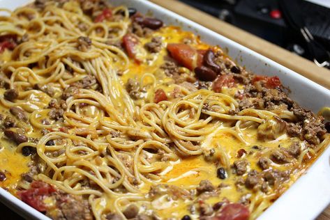 Chili Spaghetti Casserole - Cully's Kitchen Chili Spaghetti Recipe, Bolognese Spaghetti, Italian Stew, Chili Spaghetti, Spaghetti Casserole Recipe, Spaghetti Casserole, Healthy Casseroles, Healthy Desserts Easy, Spaghetti Recipes