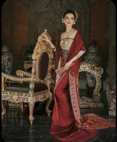 Ancient Indonesian Clothing, Indonesian Fashion Traditional, Indonesian Outfit Traditional, Adat Bali Wedding, Bali Traditional Clothes, Traditional Indonesian Clothing, Bali Hairstyles, Indonesian Batik Dress, Indonesian Traditional Clothes