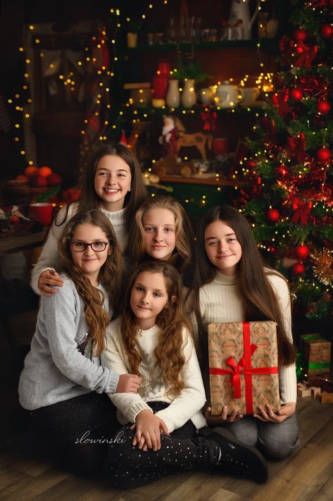 Big Family Christmas Photoshoot, Big Family Christmas Pictures, Christmas Family Portraits, Christmas Family Photography, Diy Christmas Photoshoot, Christmas Photography Family, Jessica Clark, Small Wedding Photography, Family Photo Studio