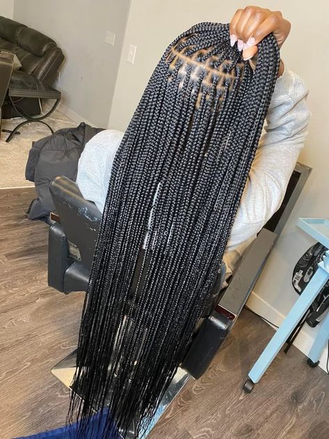 Knotless Long Box Braids, Knotless Box Braids Full Head, Small Knotless Braids Diagram, Small Peak A Boo Knotless Braids, Small Medium Box Braids Long, All Black Knotless Braids, Small Knotless Braids Knee Length, Long Knotless Peekaboo Braids, Long Single Braids For Black Women