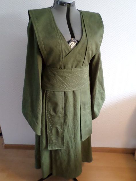 Made to order: Green linen Star Wars inspired Jedi robe,dress,gown wrapdress… Jedi Clothing, Sith Costume, Star Wars Outfit, Jedi Tunic, Jedi Outfit, Sister Costumes, Jedi Cosplay, Jedi Robe, Jedi Costume