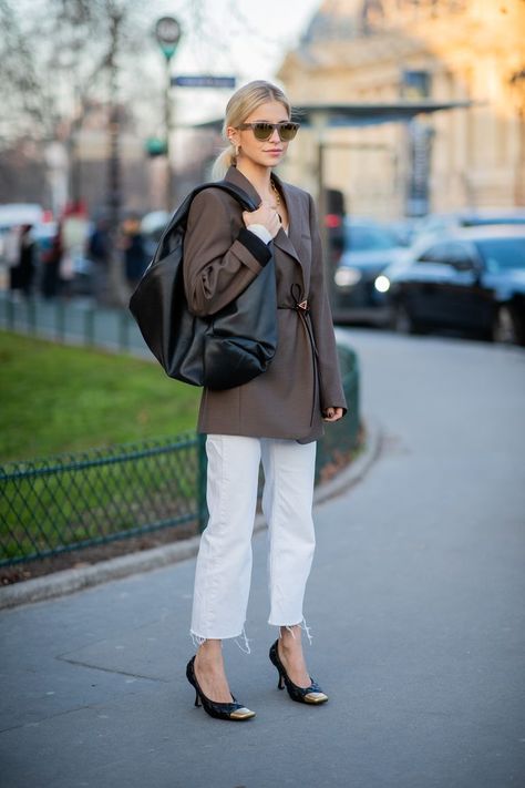 Street Style - Paris Fashion Week - Haute Couture Spring/Summer 2020 : Day Two Bag Street Style, Quilted Shoes, Classy Purses, Caroline Daur, Michael Kors Fall, Blanco White, Moda Hippie, Slouchy Tote, Bottega Veneta Bag