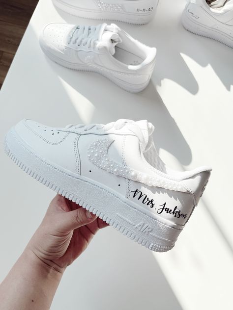 Airforce 1 Wedding Shoes, Bridal Shoes Comfortable Sneakers, Brides Sneakers Wedding, Air Force Wedding Shoes, Custom Wedding Air Force 1, Wedding Nike Air Force, Custom Wedding Nikes, Pearl Wedding Sneakers, Matching Wedding Jordans