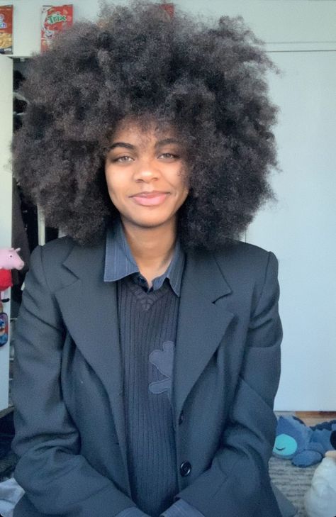 Demigirl Fashion, Messy Afro, Long Afro Hair, Afro Model, Black Feminity, Afro Look, Long Afro, Dry Skin Makeup, Hair Formal