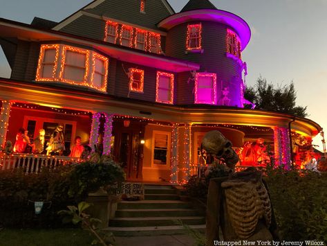 Halloween House Decorations, Dekorasi Halloween, Indoor Fairy Gardens, Concept Model, Halloween Parade, American Houses, About Halloween, Halloween Tattoo, Victorian Mansions