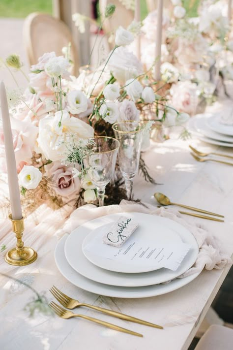 Beautiful, elegant table setting, using pastel colours with highlights in gold Knives Aesthetic, Arlington Estate, Knives Chau, Effortless Wedding, Gold Cutlery, Elegant Table Settings, Wedding Table Decorations, Wedding Tables, Wedding Table Settings