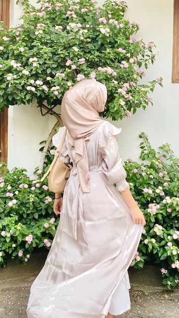 Outfit Hijab Casual, Filter Ig, Hijabi Aesthetic, Muslimah Aesthetic, Outfit Hijab, Dress Satin, Ulzzang Girl, In The Garden, Hijab Fashion