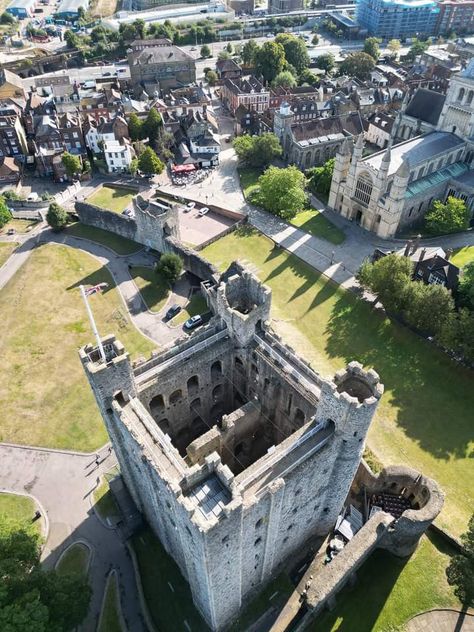 Rochester Castle in England 🇬🇧 beautiful old Castle Rochester Castle, Castles In England, Beautiful Castles, Medieval Castle, Great Britain, Fort, Palace, Places To Travel, England