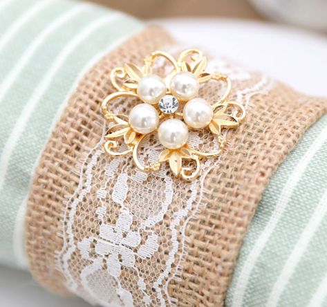 Bedeck a napkin ring with an old brooch to serve up elegance at the dinner table Set Of Rings, Napkin Rings Diy, Art Deco Flower, Scissors Crafts, Diy Napkins, Fabric Napkin, Cloth Napkin, Burlap Ribbon, The Dinner