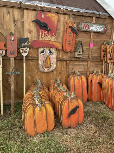 Pumpkin Faces Ideas Painted On Wood, Halloween Wood Yard Decorations, Wood Items That Sell, Pallet Wood Fall Decorations, Fall Wood Pallet Ideas, Thanksgiving Wooden Crafts, Fall Farm Stand, Fall Woodworking Projects, Diy Wood Halloween Decor