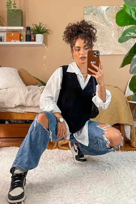 Queer Fashion Women, Sweater Vest Outfit Women, Vest Outfits For Women, Sweater Vest Outfit, Denim Jeans Fashion, Queer Fashion, Inspirational Sayings, Stylish Sweaters, Looks Street Style