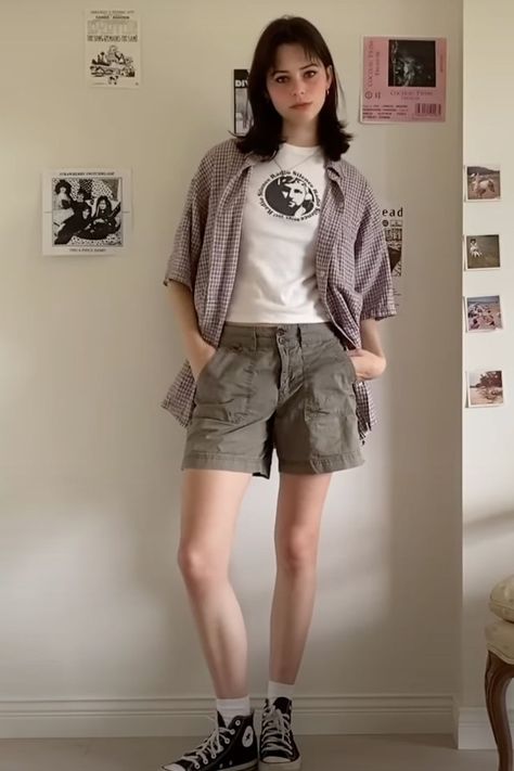 Short Pants Outfit Aesthetic, Green Shorts Summer Outfit, Women’s Cargo Shorts Outfit, Khaki Shorts Aesthetic, Hazel Callahan Bottoms Outfits, Summer Outfits For Short Hair, What To Wear With Cargo Shorts, Masc Shorts For Women, Short Cargo Shorts Outfit