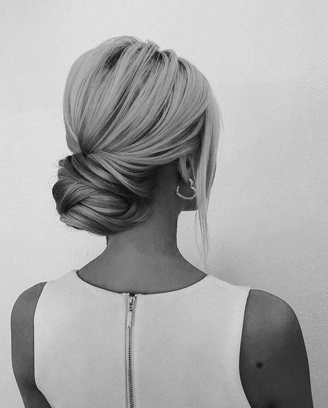 Loose bun at the nape of the neck Wedding Buns Low, Old Hollywood Waves Wedding Hair, Wedding Loose Bun, Modern Updo Wedding, Classy Wedding Bun, Elegant Wedding Bun, Bridesmaid Hair Inspiration, Simple Bun Wedding Hair, Classic Bridal Bun