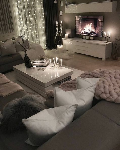 gemütliches-wohnzimmer-einrichten-idee-kamin-kuschelige-kissen-dekorative-lichter Modern Glam Living Room, Decor Fireplace, Glam Living Room, Design Career, Living Room Decor Cozy, Living Room Decor Apartment, Living Room Inspo, Living Room Grey, Apartment Living Room