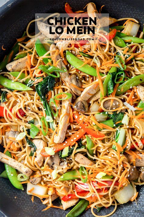 Chicken Lo Mein is a take-out favorite that's quick and easy to make at home. Lo mein noodles, chicken, and veggies sauteed and topped with a savory sauce. Yakisoba Recipe, Chicken Yakisoba, Chicken Lo Mein, Flavorful Dinner, Plats Healthy, Lo Mein, Asian Foods, Chow Mein, Cooking Classy