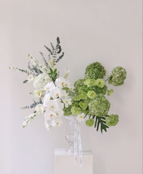 Flower Arrangement Greenery, Ikebana White Flower Arrangement, Orchid Wedding Centerpieces, White And Green Floral Arrangements, White Flower Arrangement, Modern Bouquet, Neutral Wedding Flowers, White Floral Arrangements, Orchid Centerpieces