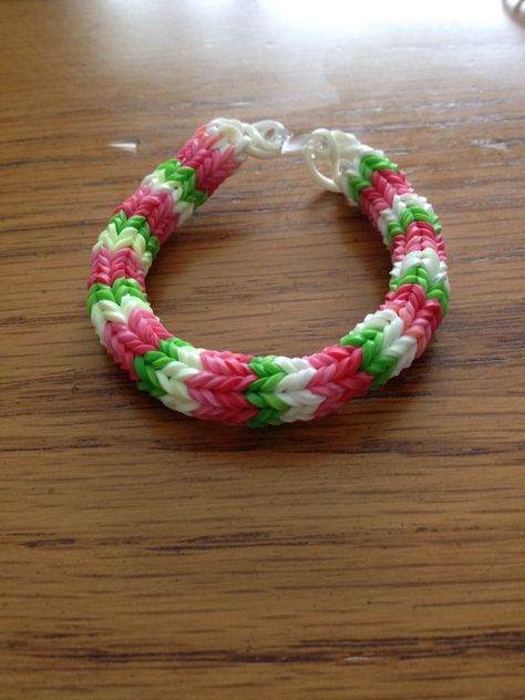 Hexafish rubber band bracelet. Rubber Band Bracelet Ideas, Band Bracelet Ideas, Monster Tail Loom, Rubber Band Ideas, Rubberband Bracelets, Bracelets Rainbow, Loom Band Bracelets, Rubber Band Crafts, Rainbow Loom Rubber Bands